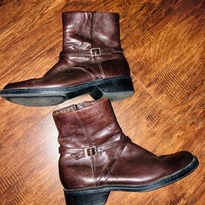 Covington ankle Brown leather boots size 6M